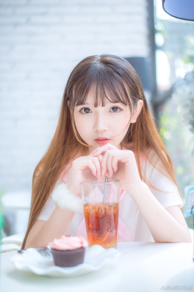 任凭愁思百结，辗转难眠，推轩望月。圆月高悬，散落满地皎辉。想来，明月必无情，千年风霜尽，多情易老。若有情，早该随风老去。明知月无情，为何屡屡寄情于明月?